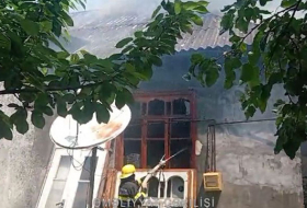   Ağdaşda yeddiotaqlı ev yandı -    Video      